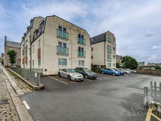 2 bed flat for sale