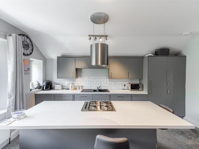 2 bed flat for sale