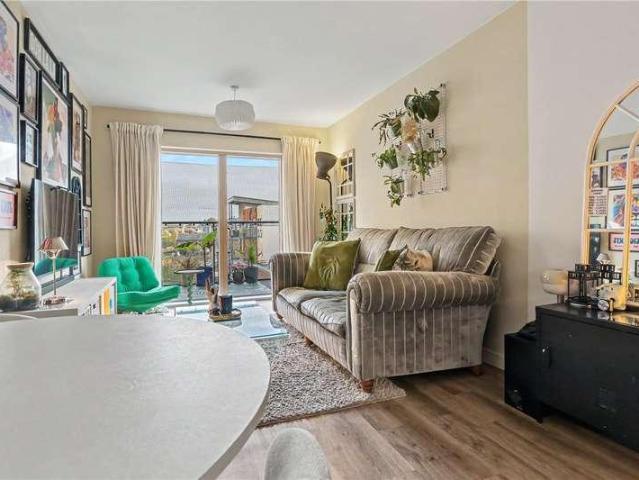 2 bed flat for sale