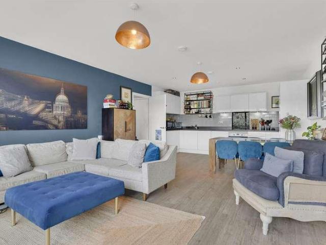 2 bed flat for sale