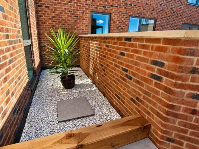 2 bed flat for sale