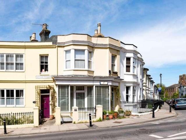 2 bed flat for sale