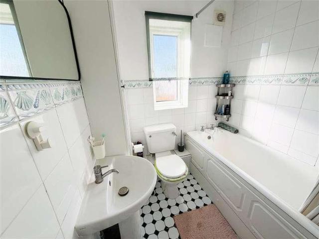 2 bed flat for sale