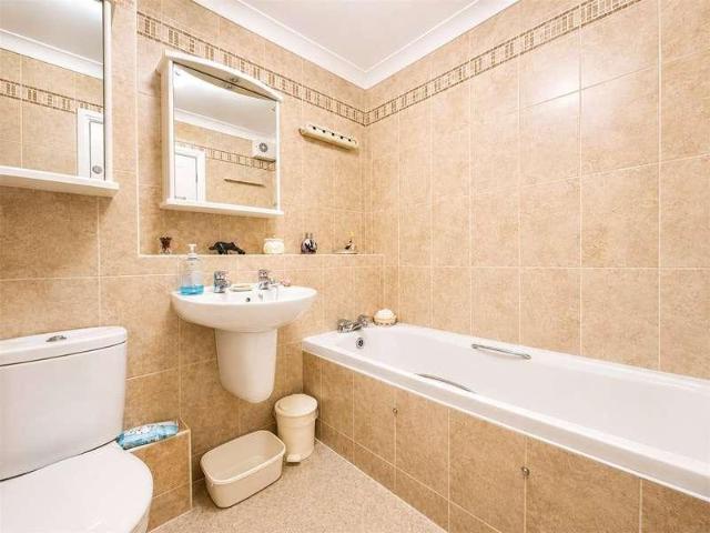 2 bed flat for sale