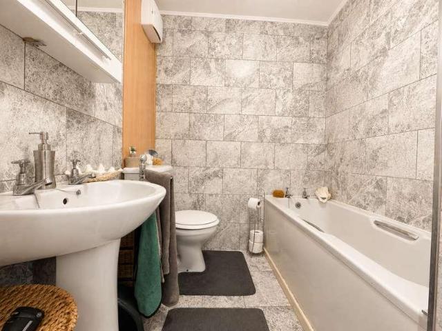 2 bed flat for sale