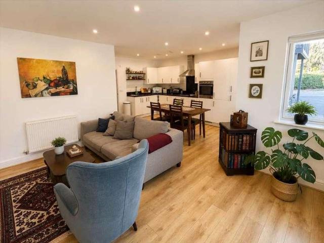 2 bed flat for sale