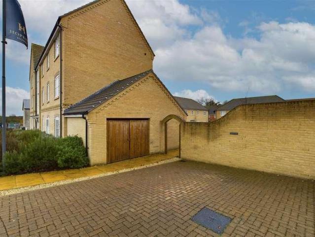 2 bed flat for sale