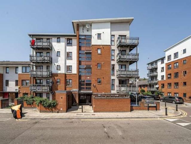2 bed flat for sale