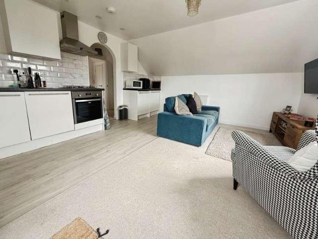 2 bed flat for sale