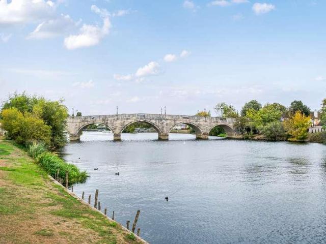 2 bed flat for sale