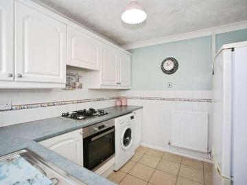 2 bed flat for sale