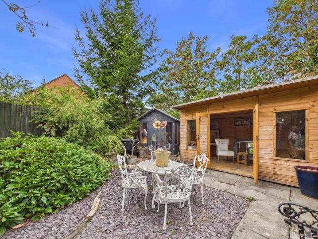 2 bed flat for sale