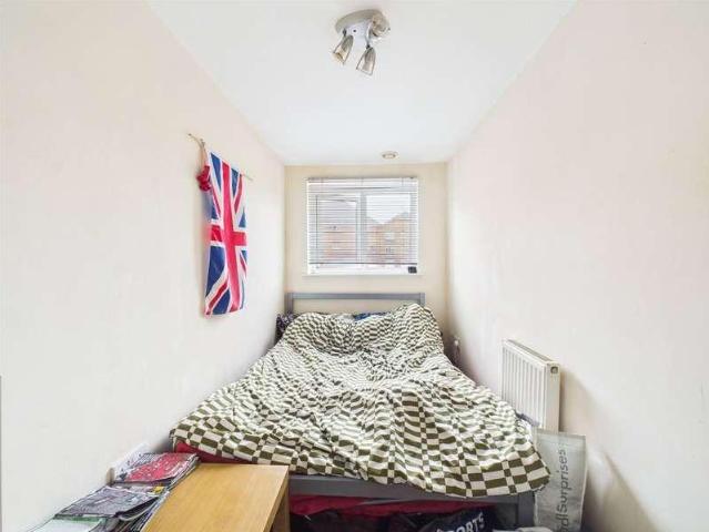 2 bed flat for sale