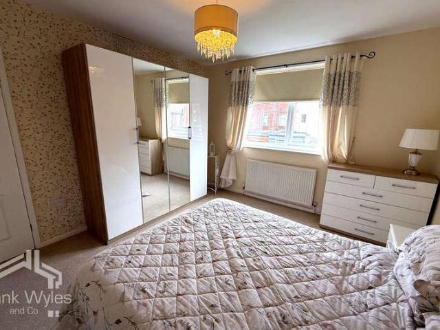2 bed flat for sale