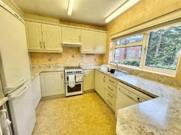 2 bed flat for sale