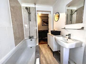2 bed flat for sale