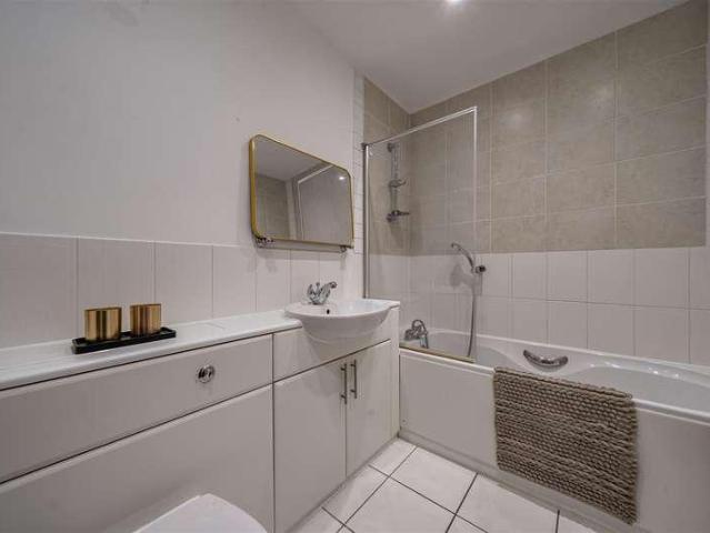 2 bed flat for sale