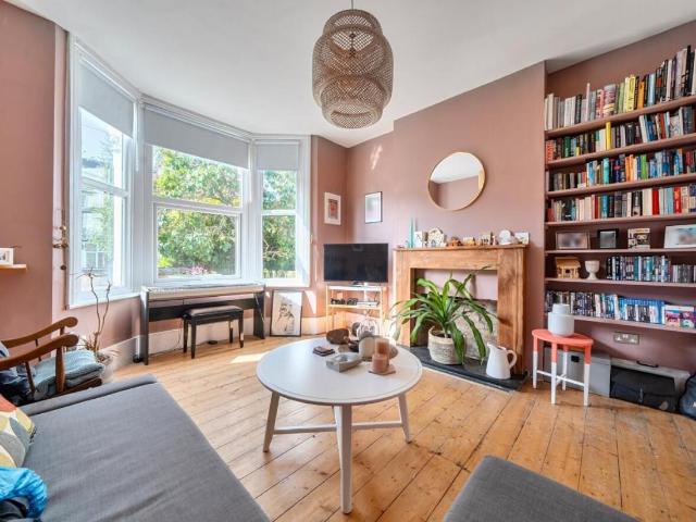 2 bed flat for sale