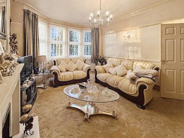2 bed flat for sale