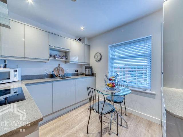 2 bed flat for sale