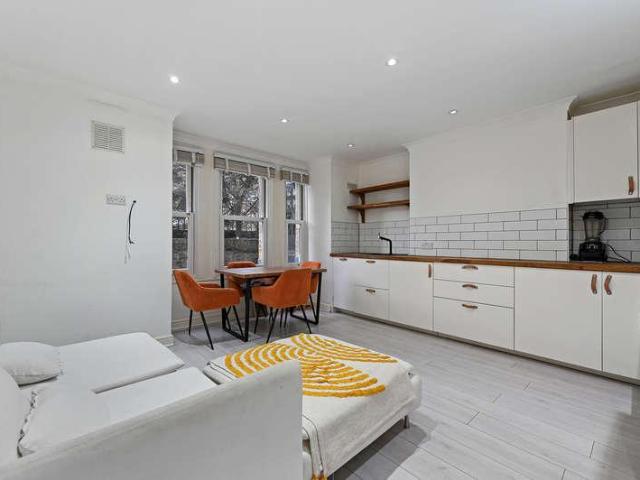 2 bed flat for sale