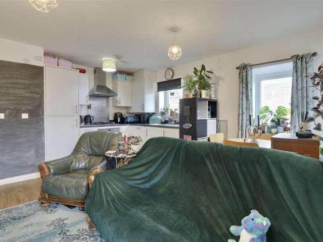 2 bed flat for sale