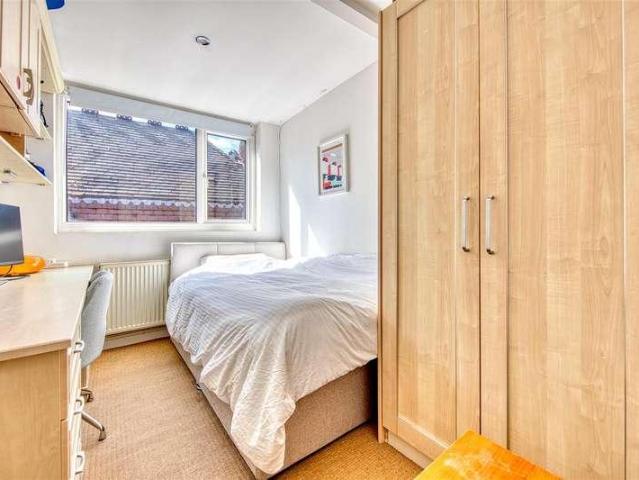 2 bed flat for sale