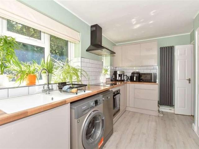 2 bed flat for sale