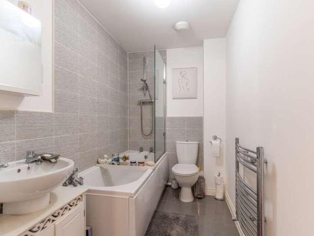 2 bed flat for sale