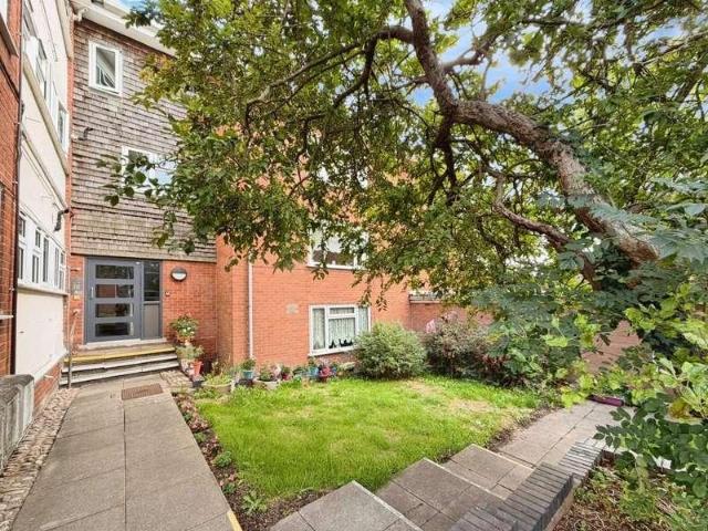 2 bed flat for sale