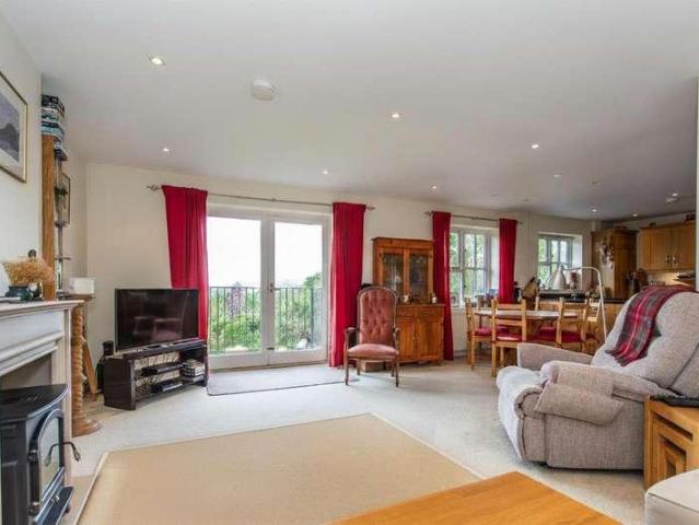 2 bed flat for sale