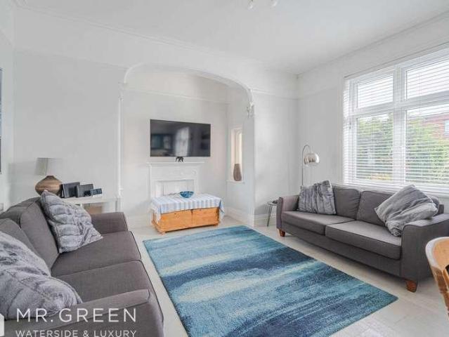 2 bed flat for sale