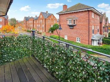 2 bed flat for sale