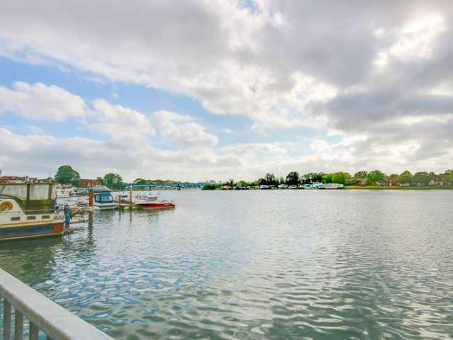 2 bed flat for sale