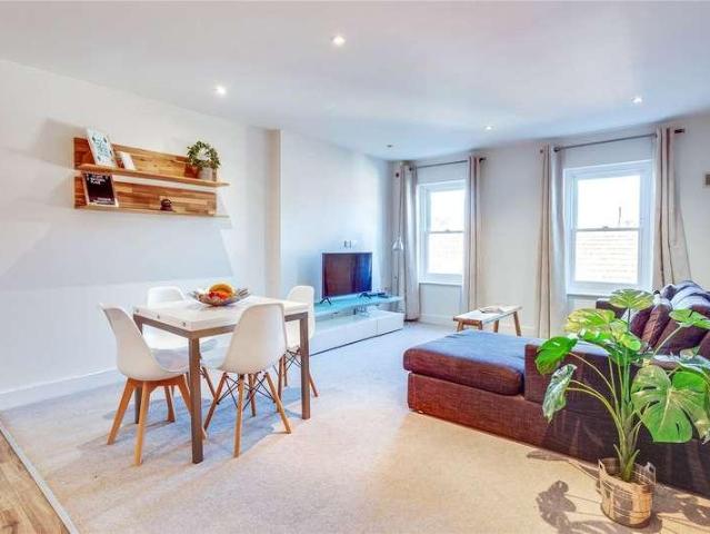 2 bed flat for sale