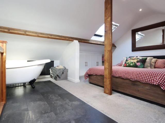 2 bed flat for sale