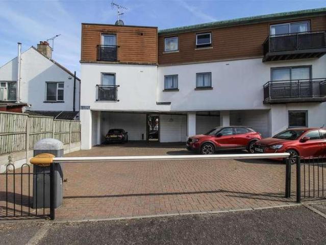 2 bed flat for sale