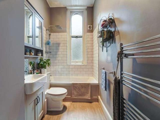 2 bed flat for sale