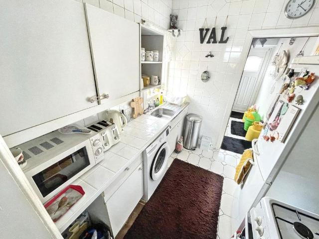 2 bed flat for sale