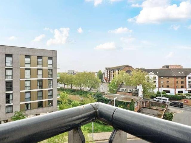 2 bed flat for sale