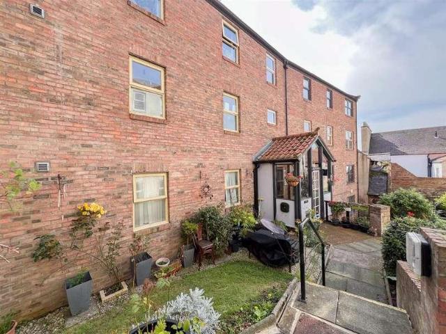 2 bed flat for sale
