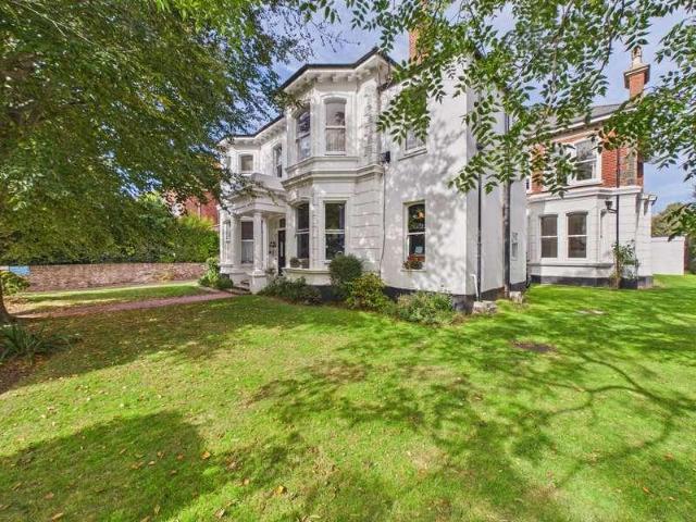 2 bed flat for sale