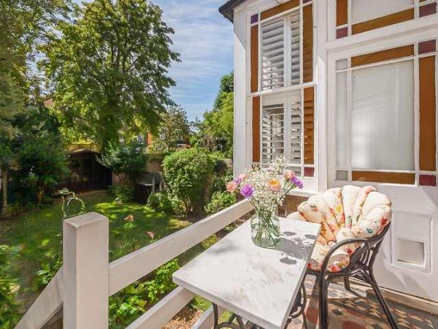 2 bed flat for sale