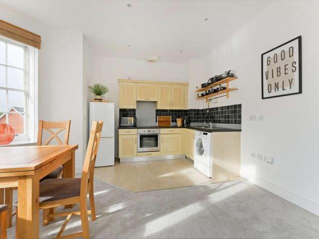 2 bed flat for sale