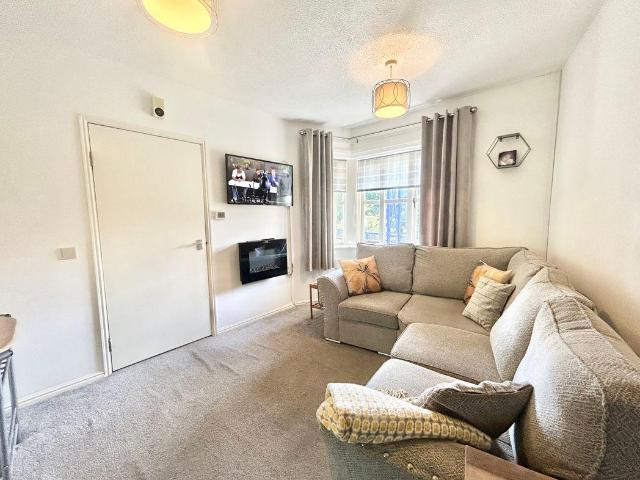 2 bed flat for sale