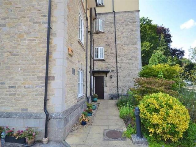 2 bed flat for sale
