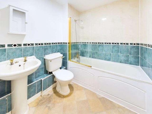 2 bed flat for sale