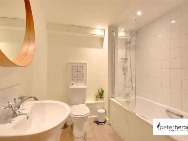 2 bed flat for sale