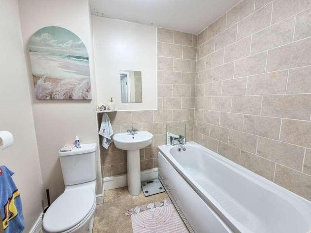 2 bed flat for sale