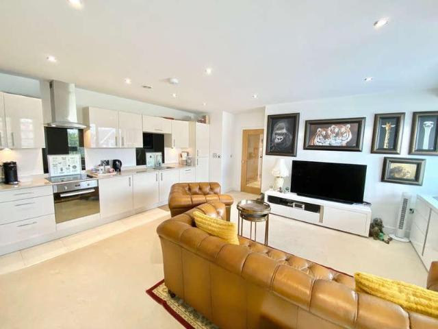 2 bed flat for sale